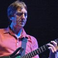 革新的ギタリスト 、アラン・ホールズワースが70歳で死去