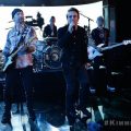 U2がゴスペル隊に参加？新曲「The Little Things That Give You Away」を披露