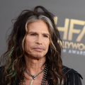 スティーヴン・タイラーがバンクーバーのチャリティー・コンサートでライヴに復帰