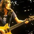 AC/DCのオリジナルメンバー、マルコム・ヤングが64歳で死去