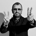 リンゴ・スター、バリー・ギブがナイト爵位に