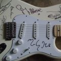ジミー・ペイジ、クラプトンらのアーティストのサイン入りチャリティー用のギターが10年ぶりに発見