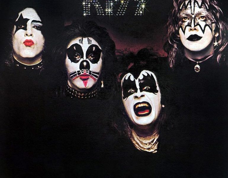 売れないバンドがメイクをし、デビューアルバム『KISS』を発売するまで