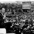 子供たちを助ける慈善団体のために資金集めの一環で1962年4月、初めて日本に降り立ったフランク・シナトラの日比谷公園野外コンサート