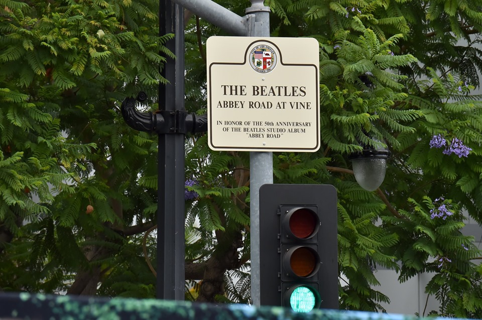 ビートルズ『Abbey Road』発売50周年を記念してハリウッドの交差点が