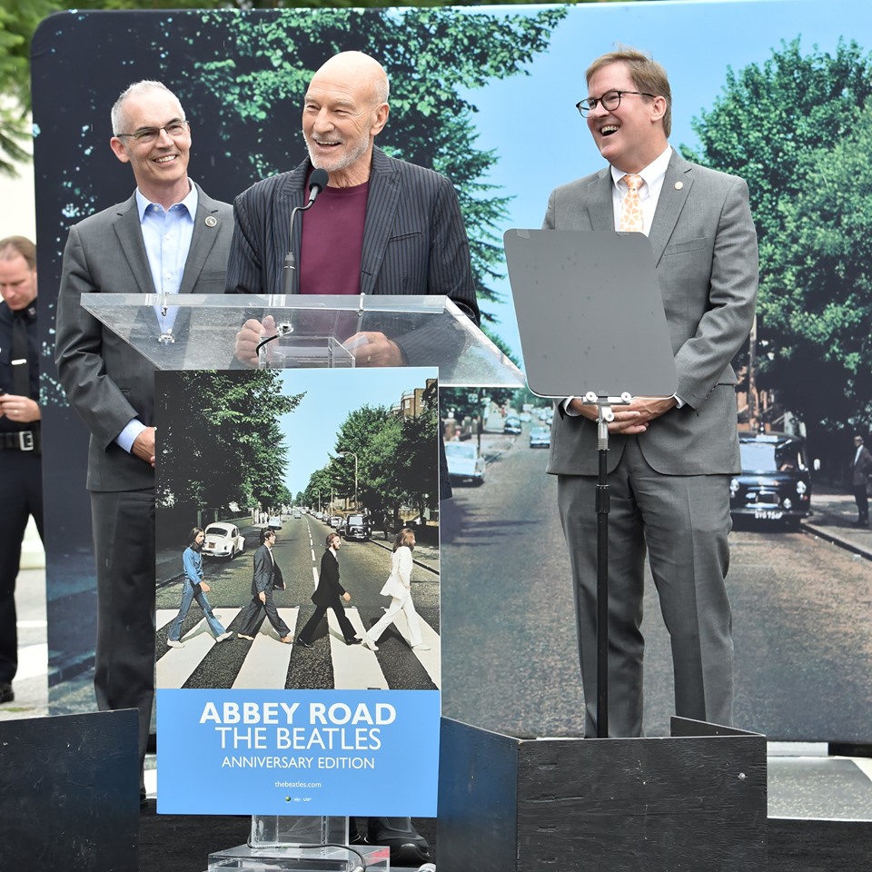 ビートルズ Abbey Road 発売50周年を記念してハリウッドの交差点が Abbey Road At Vine に命名 除幕式では俳優のパトリック スチュワートがポール マッカートニーとの出会いの秘話を明かす