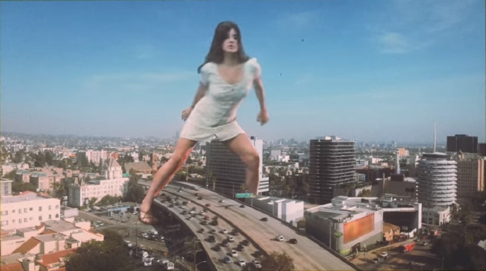 ラナ デル レイの最新作を海外プレスが絶賛 最新ビデオは58年のsf映画 妖怪巨大女 パロディ