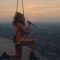 ジェシー・レイエズ、世界一高い記録を持っていた超高層タワー(約553m)から史上初めて国歌斉唱