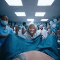 ジェイムス・ブレイクらが参加したスロータイ「feel away」のMVは、男性が出産して食べられてしまう