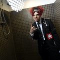 ヤングブラッド初の全英1位獲得。1位のトロフィーを溶かして150本の安全ピンにして配ることを約束