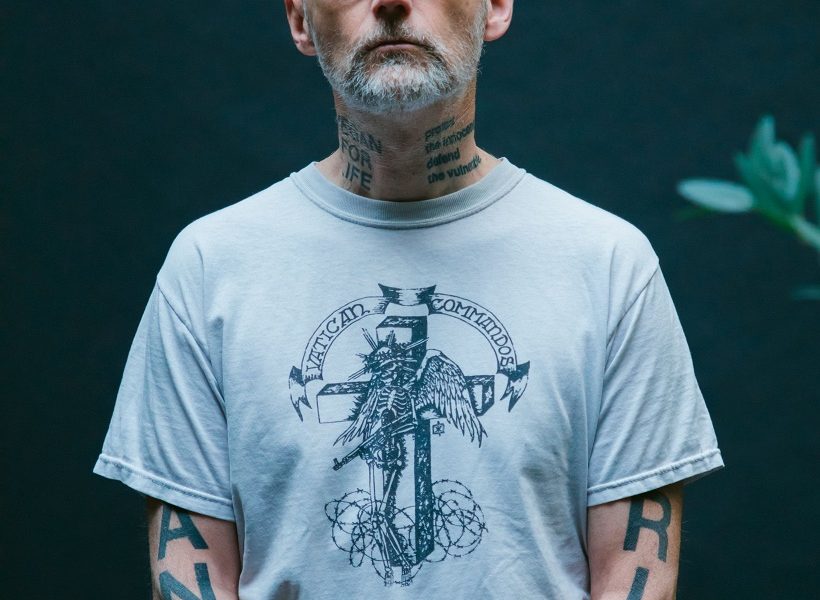 モービー、新アルバムよりデヴィッド・ボウイの名曲「ヒーローズ」をカヴァーしたシングルを配信開始