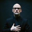 モービーが自身の名曲にオーケストラ・サウンドを融合させた『リプライズ』のリミックス・アルバム発売決定