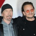 U2のボノとジ・エッジ、ウクライナを訪れキーウの地下鉄駅でパフォーマンスを披露
