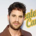 ベン・プラットが主演・脚本を務める新作映画『シアター・キャンプ』のサントラがリリース