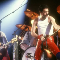 クイーン、1982年の名盤『Hot Space』より「Cool Cat」のカラオケ風リリック・ビデオ公開
