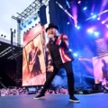デフ・レパードが“アメリカズ・ゴット・タレント”で披露した「Pour Some Sugar On Me」映像公開