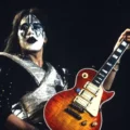 KISSのオリジナル・リードギタリスト、エース・フレーリーが74歳で逝去。その功績を辿る