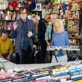 パルプがNPRの人気シリーズ「Tiny Desk Concert」に出演して4曲を披露