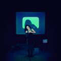 Darkroom所属、英新人アーティストのBluegirl、デビュー曲「Look At All The Happy People」を公開